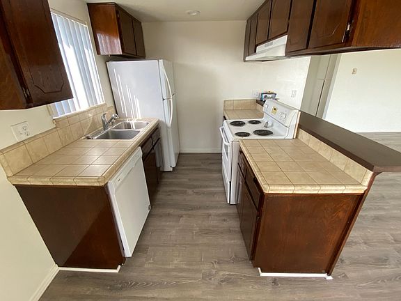 5th image of 2416 Manhattan Ave #2