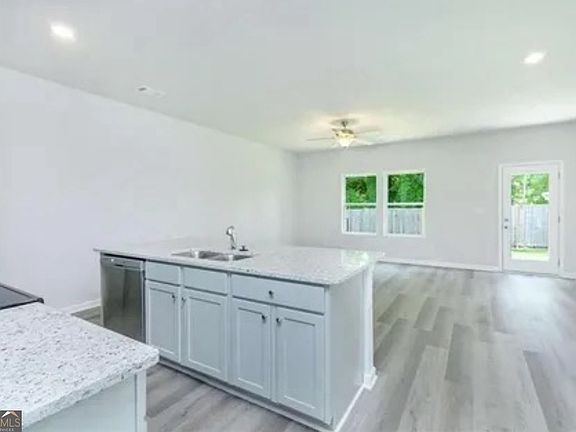4th image of 141 Village Green Dr NW