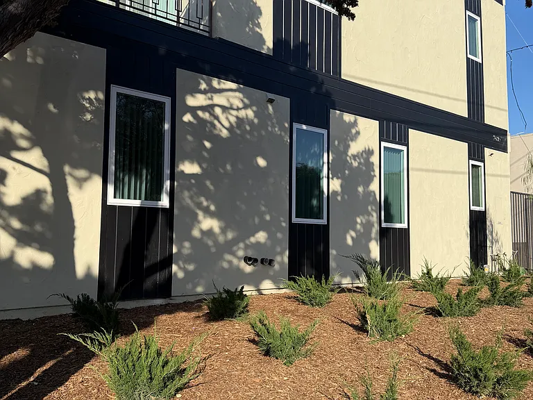 Village Whittier — Photo 32