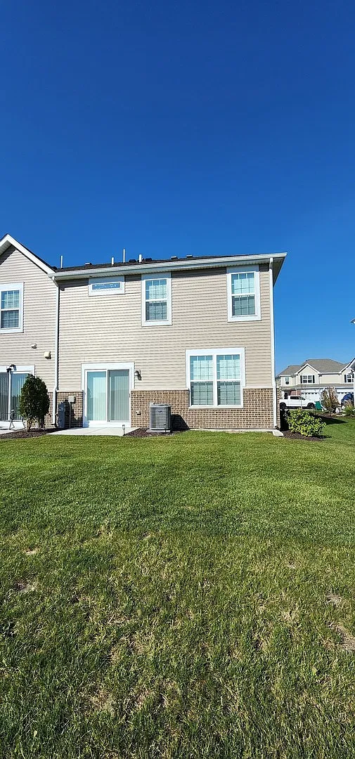 3 bed, 2.5 bath, 1760 sqft, $2,700 — Photo 3