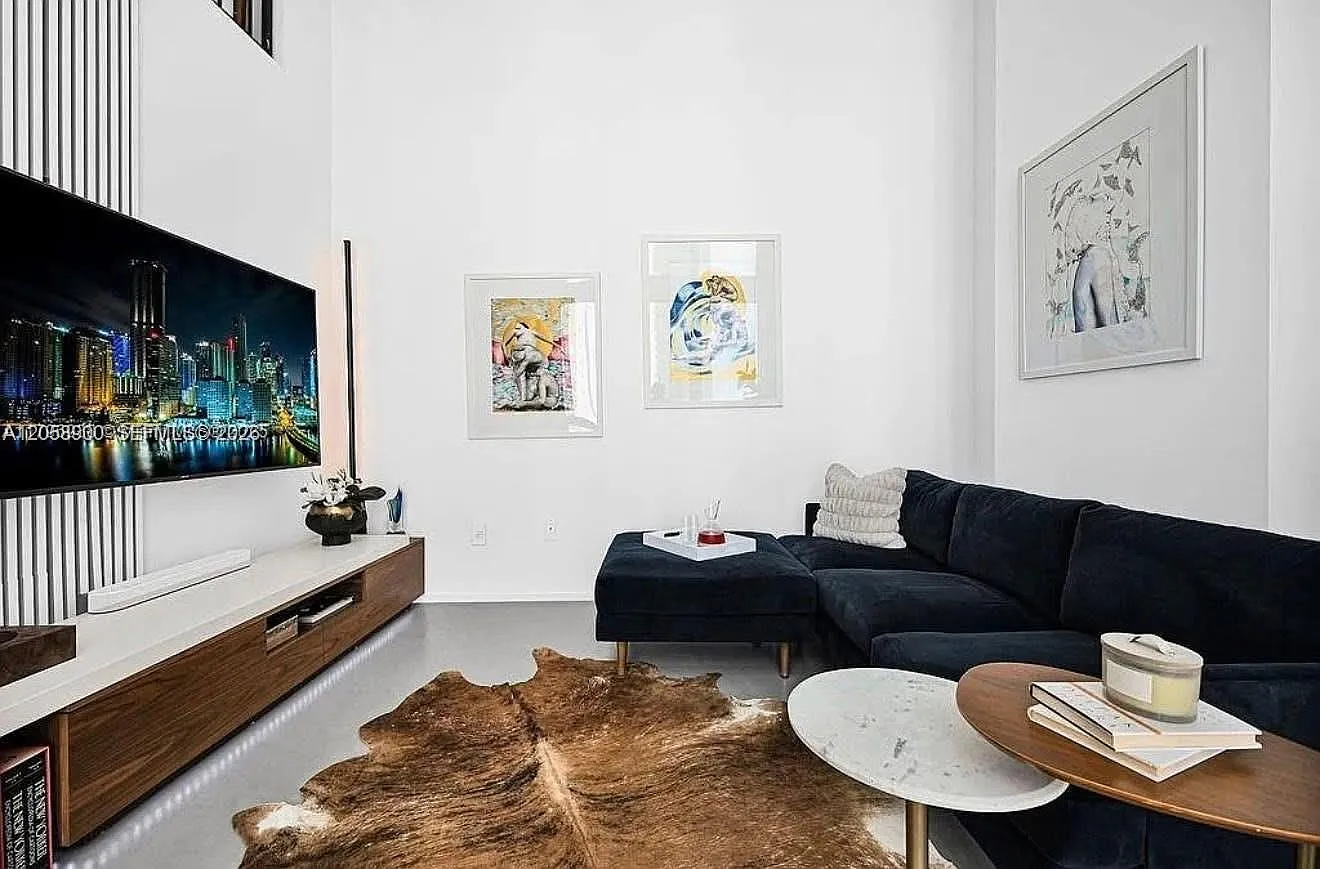 Met 1 Condo — Photo 2