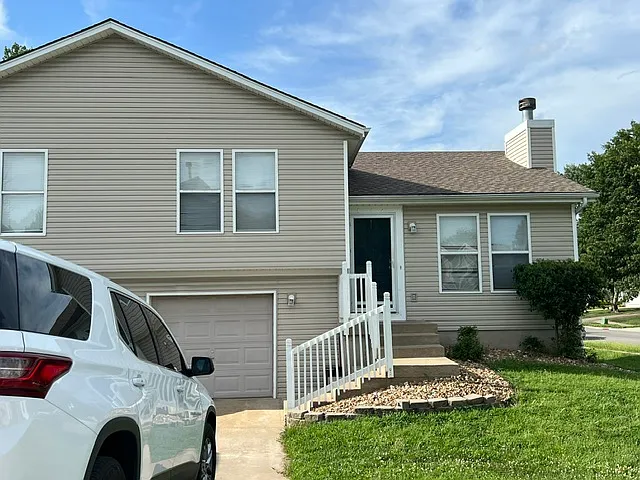 1371 N Harvey Dr — Photo 2