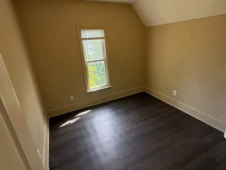 1146 Reaney Ave E #1 — Photo 15