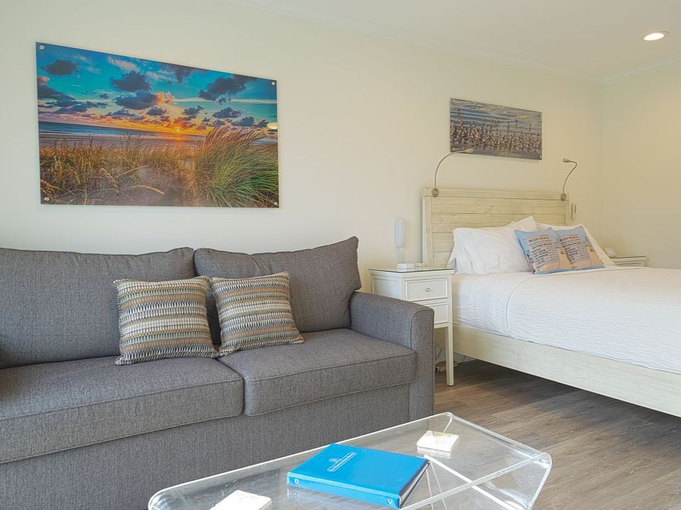 1st image of 226 Pantigo Rd #120