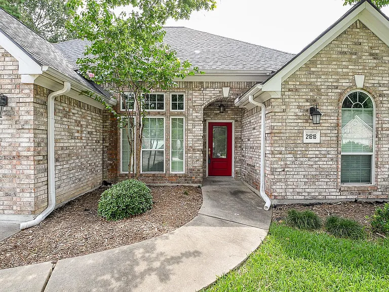 21818 Windsor Castle Dr — Photo 2