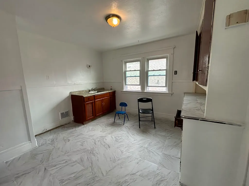 3 bed, 1100 sqft, $1,200 — Photo 4
