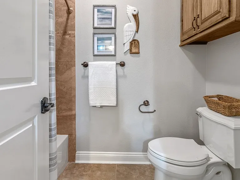 401 N Riverside Ct — Photo 12