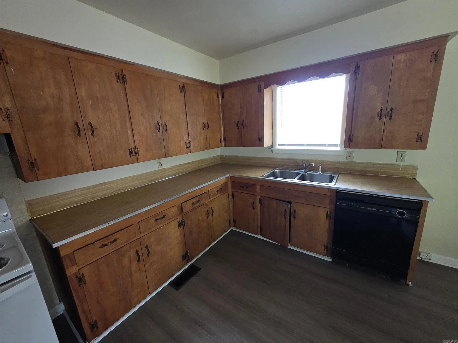 3 bed, 1.0 bath, 1131 sqft, $975 — Photo 3