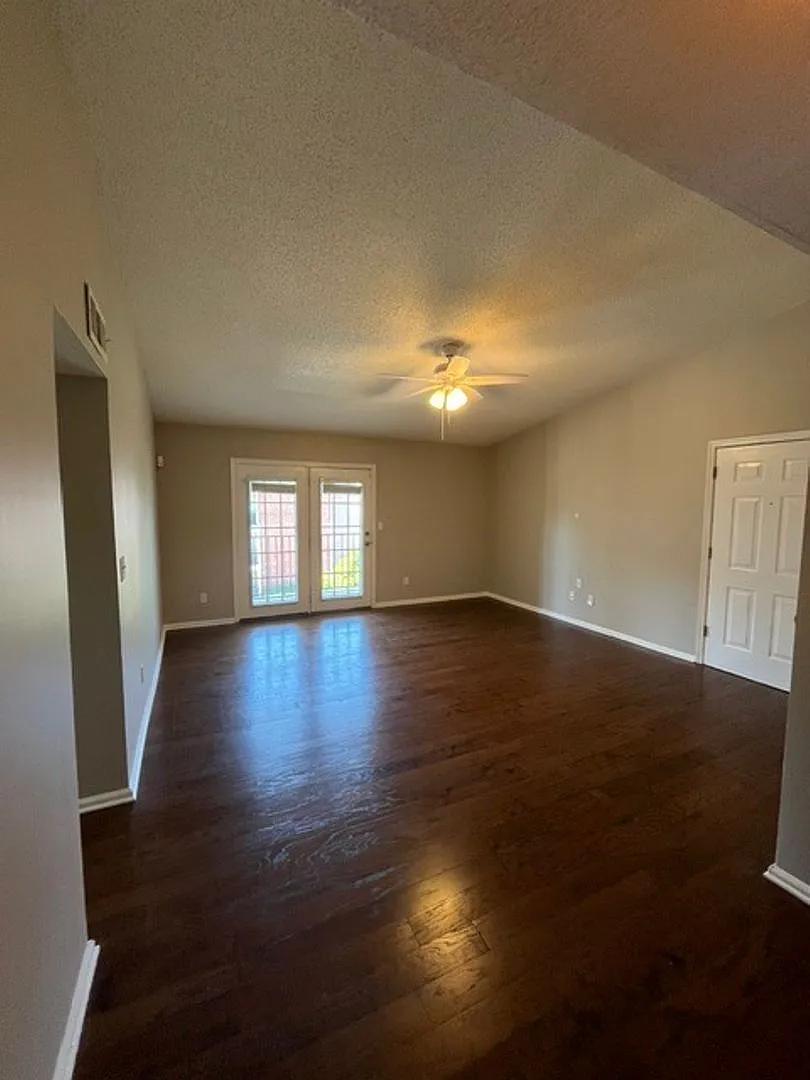 2 Bedroom 2 Bathroom University Downs Condo — Photo 1