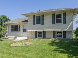 1912 Valley Dr, Davenport, IA 52806