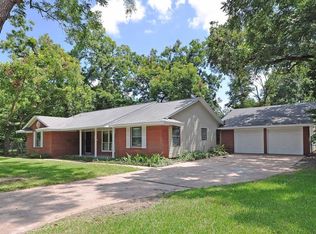 204 Forest Dr, Lake Jackson, TX 77566