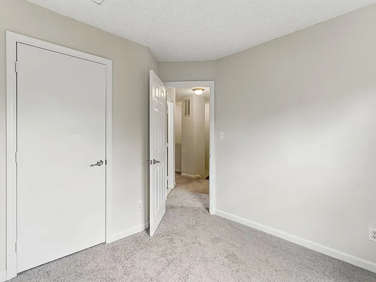 505 Knollwood Ct — Photo 17