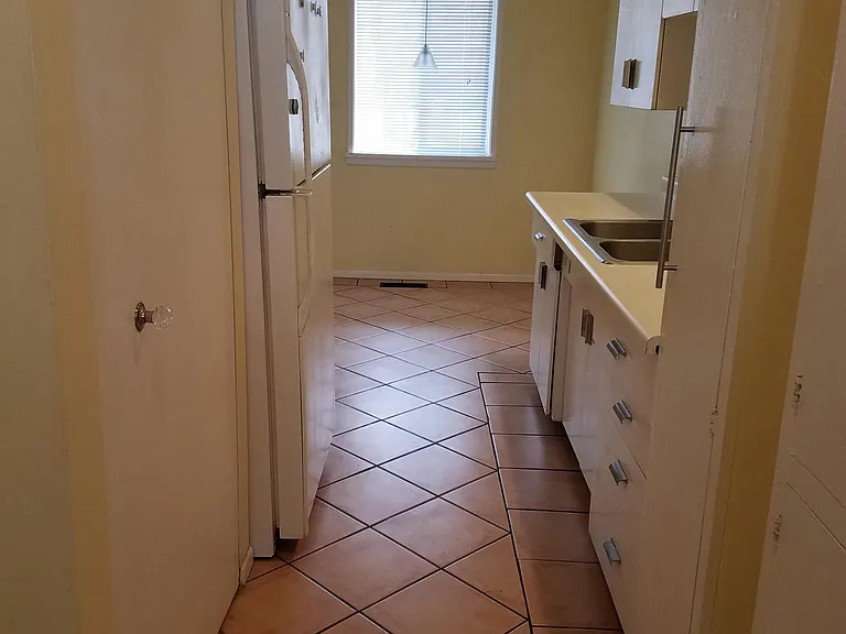 903 E Laird Ave — Photo 5