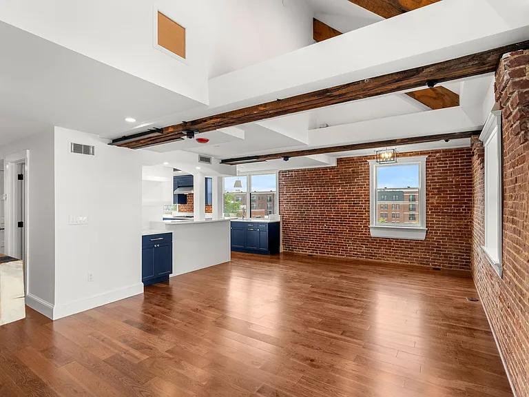 Vaulted Ceilings in Dinning area
