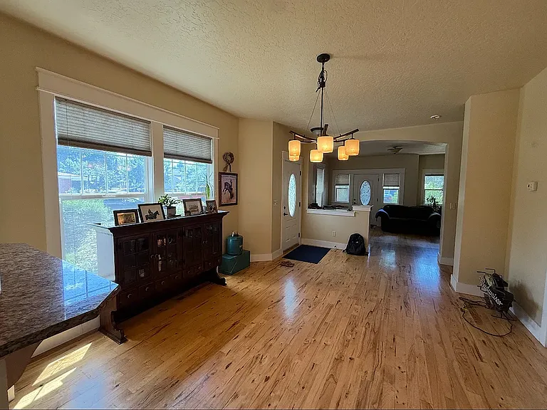 1398 S Division Ave — Photo 8