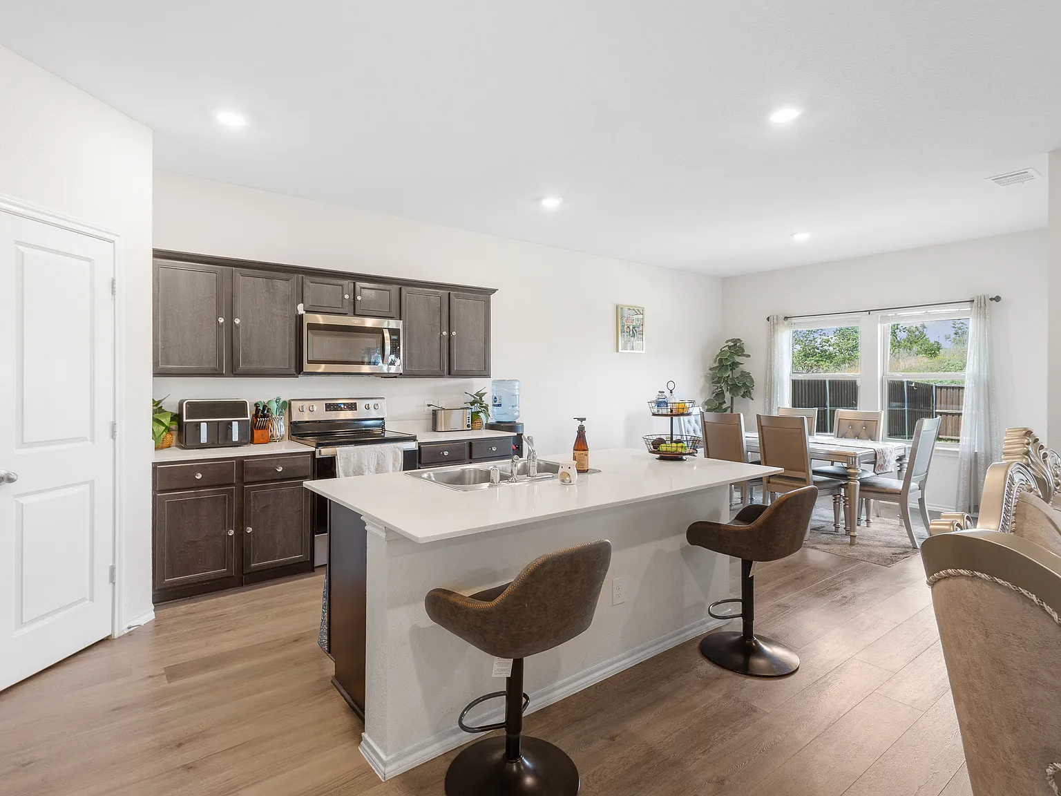 4 bed, 2573 sqft, $3,000 — Photo 3