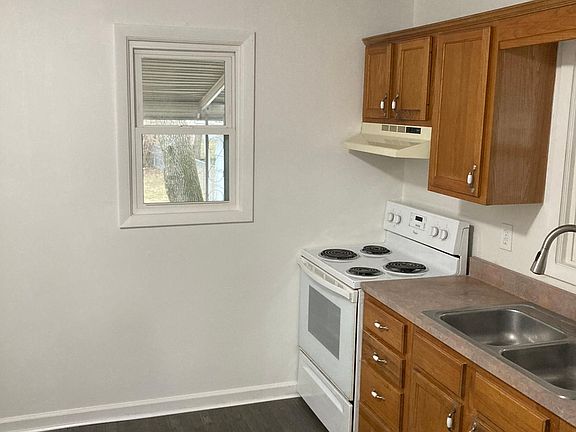 3rd image of 4470 Leslie Ave