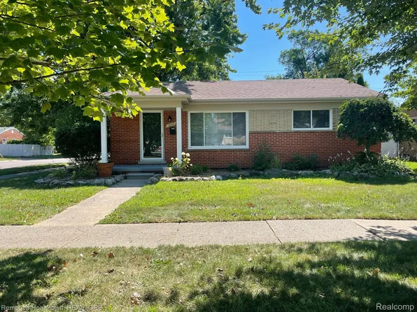 5948 Cambourne Rd, Dearborn Heights, MI 48127