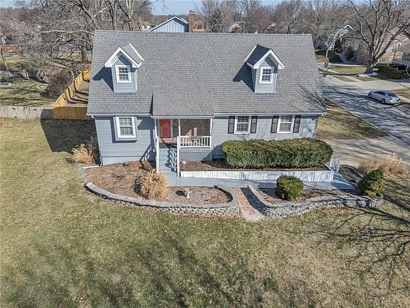 4th image of 620 NE Birchwood Dr