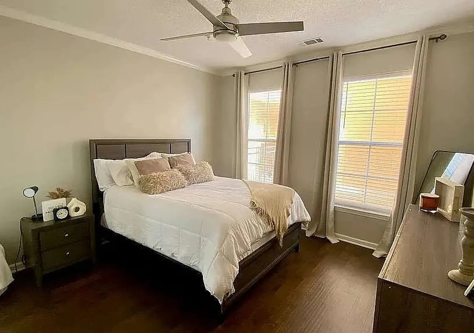 Room in 2 Bedroom Home at Perimeter Summit Blvd — Photo 3