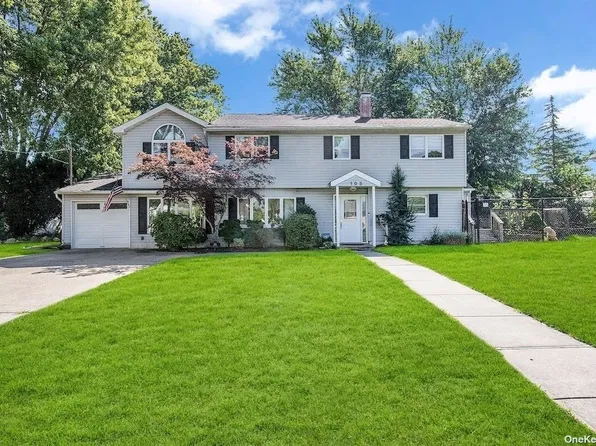 105 Dale Dr, Oakdale, NY 11769