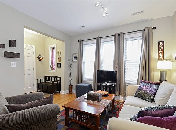 3rd image of 6254 N Rockwell St #C