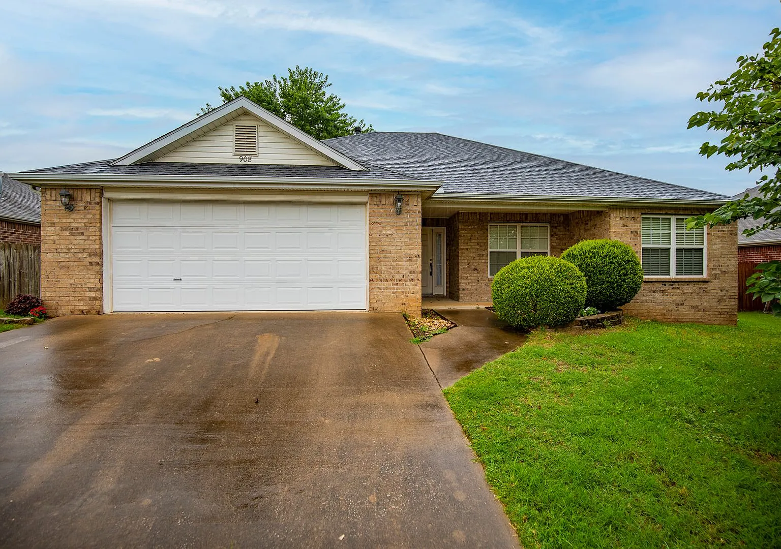 908 Cheyenne — Photo 1