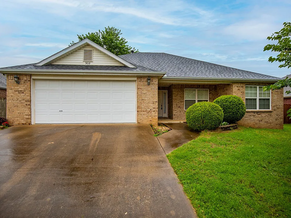 908 SW Cheyenne Dr