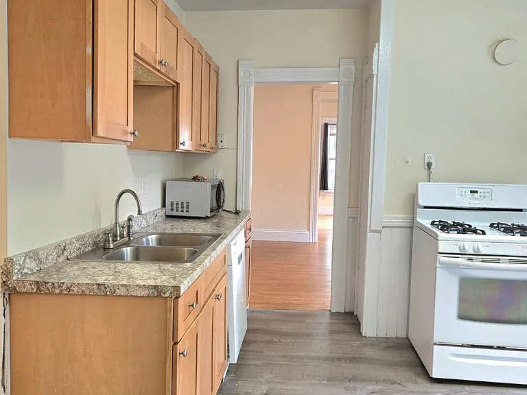 8 Fairfield St #1 — Photo 2