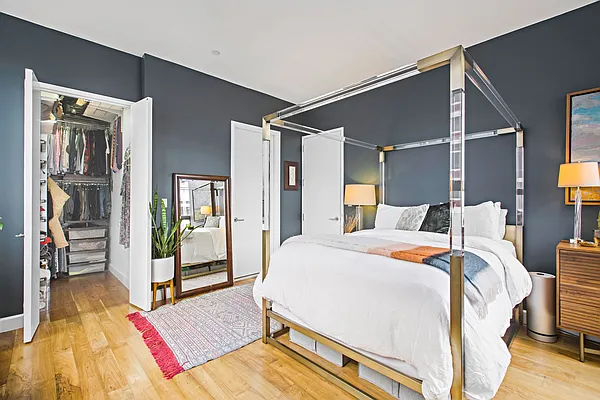 Sold by R New York | media 9