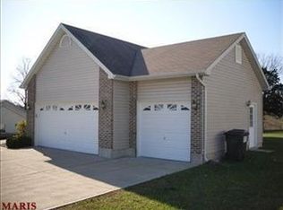 809 Summit Park Dr, Pacific, MO 63069