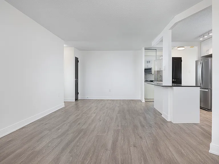 3122 Hurontario St — Photo 10