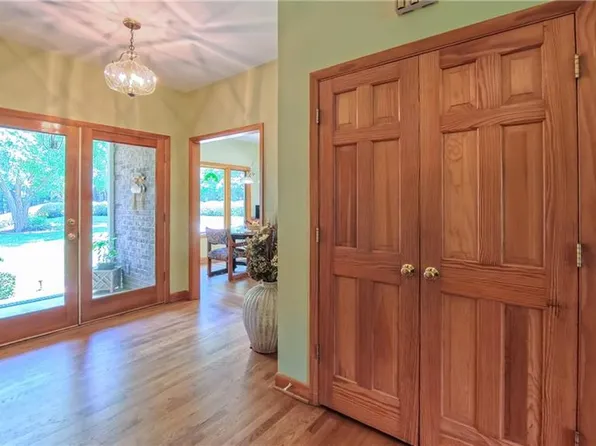 910 Whitney Ct, High Point, NC 27265
