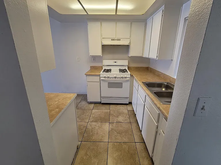 329 W 14th St #G — Photo 14