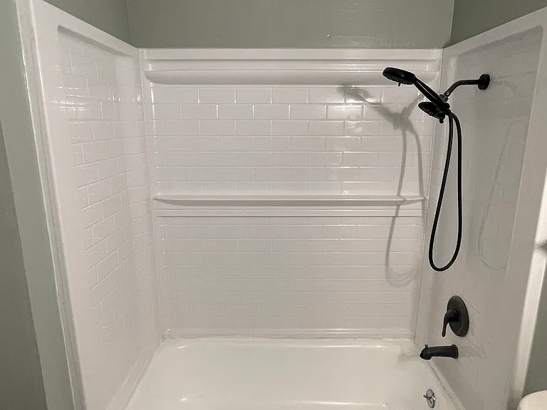 Bathroom 1 - Pic 3