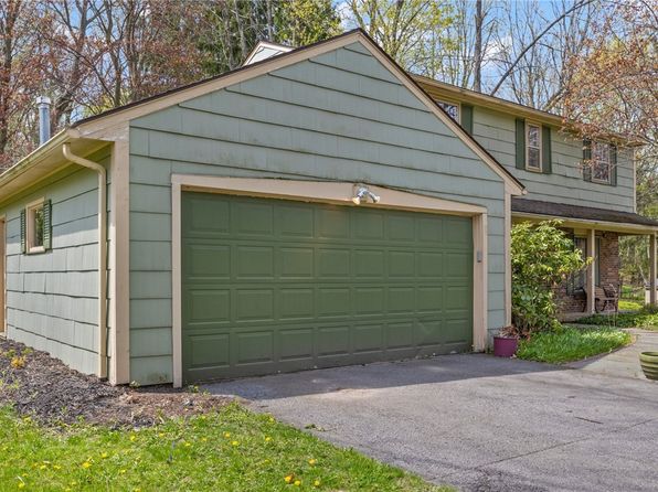17 Chipping Rdg, Fairport, NY 14450