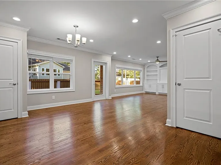 1841 Gainsborough Dr — Photo 12