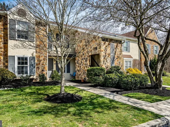 260 Valley Stream Ln, Chesterbrook, PA 19087