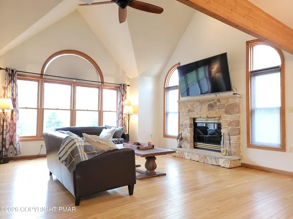 444 Clearview Dr #4020, Long Pond, PA 18334