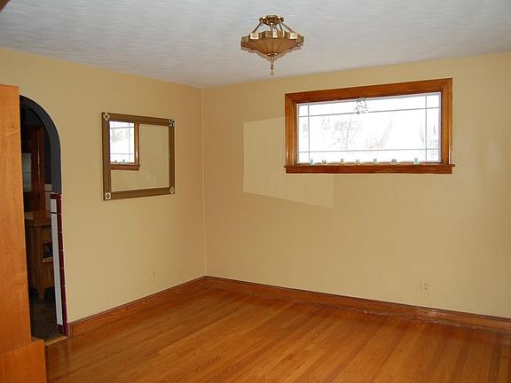 4th image of 138 Waverly Ave