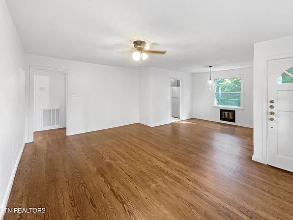 3rd image of 2819 Gaston Ave