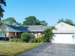 900 Huckleberry Ln, Glenview, IL