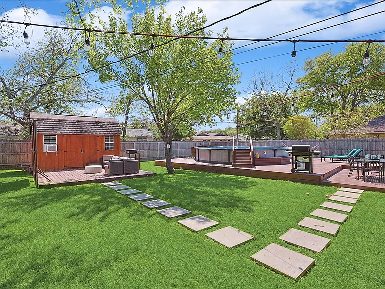 530 E Tyler St — Photo 34