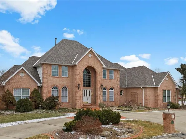 2 Bogey Ln, Highland, IL 62249