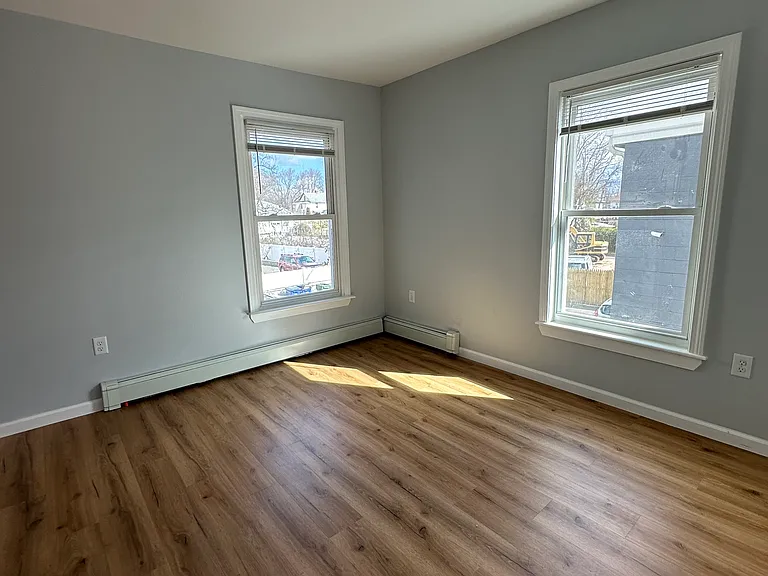 78-80 82 84 Burnside Ave #B — Photo 12