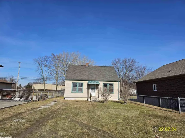 22437 E Thirteen Mile Rd, Saint Clair Shores, MI 48082