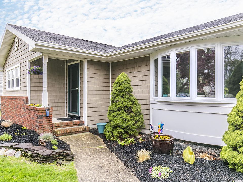 1st image of 28 Yorkshire Dr