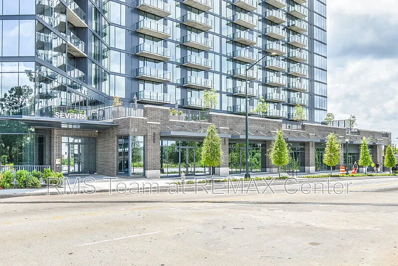 1 bed, 1.0 bath, 847 sqft, $2,300 — Photo 2