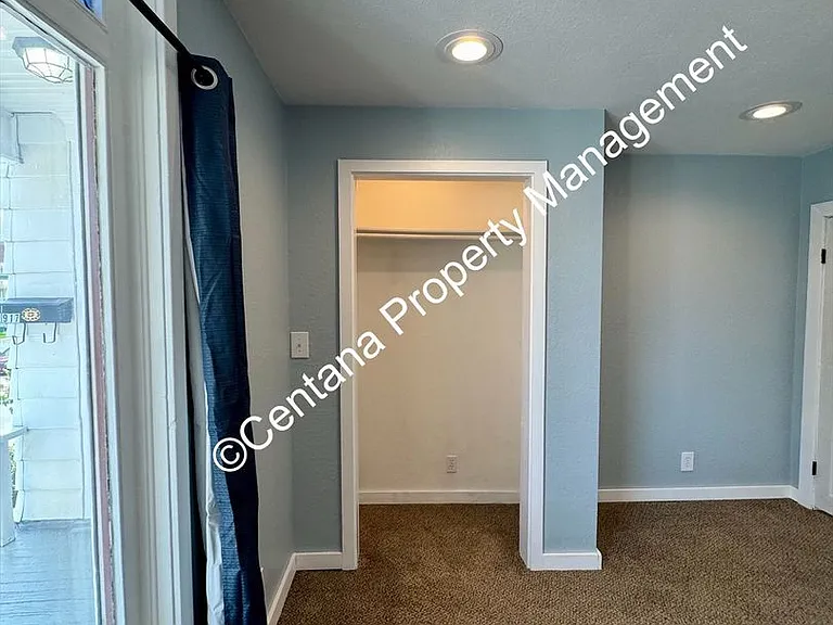 917 W Woolman St — Photo 8