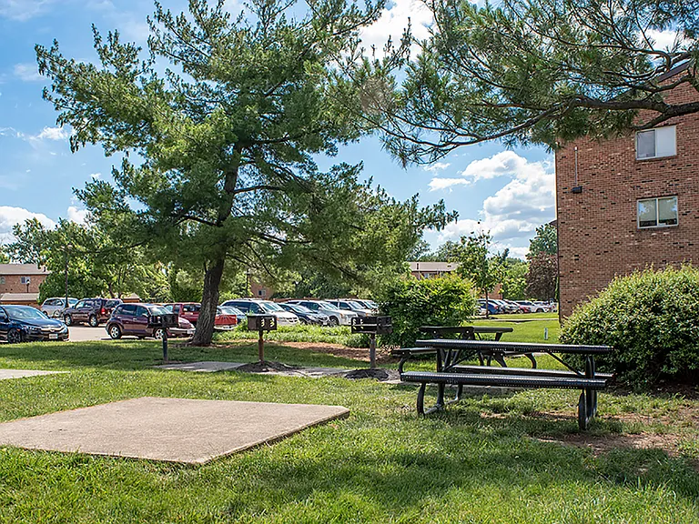The Manor/The Manor East Apartments — Photo 30